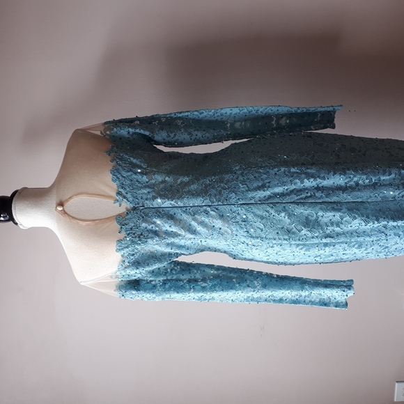 Narces lace gown - Picture 2 of 7